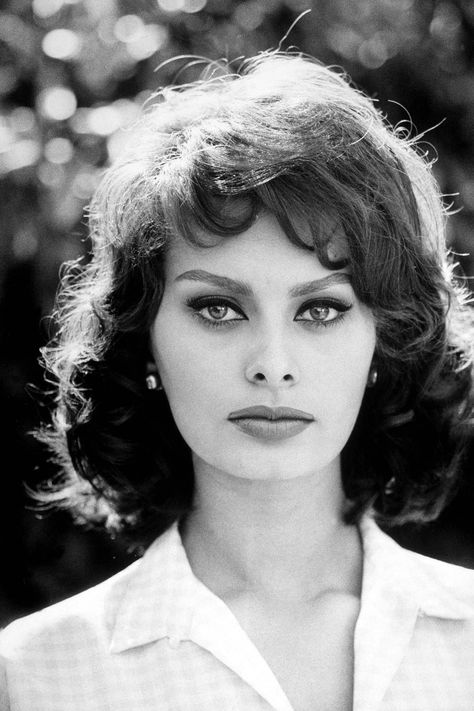 Sophia Loren's Iconic Style In Photos - HarpersBAZAAR.com Stars D'hollywood, Sofia Loren, Katharine Hepburn, Vlasové Trendy, Italian Beauty, Italian Actress, Kelly Brook, Catherine Deneuve, Sophia Loren