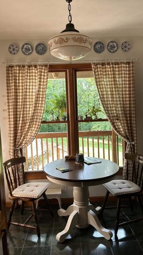 Small Cottage Dining Area, Cottage Core Breakfast Nook, Cottage Home Aesthetic, Cottage Core Dining Room, Cottagecore Dining Room, Vintage Country Cottage, Cottage Dining Rooms, Small Kitchen Tables, Farmhouse Kitchen Design