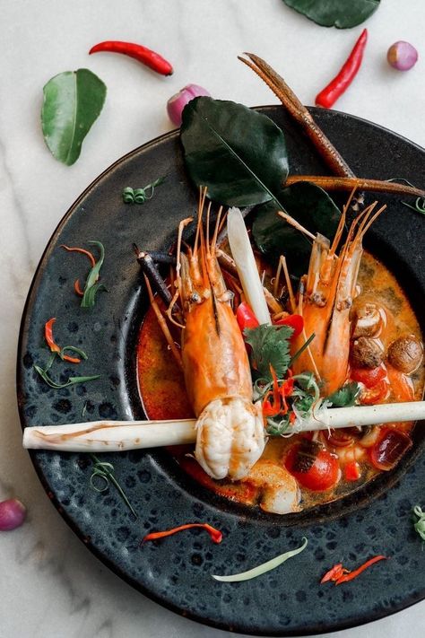 Thai Kitchen Design, Thai Fusion Food, Culinary Plating, Prawn Soup, Thai Food Photography, Fine Dining Plating, Asian Food Photography, Thai Menu, Spicy Prawns