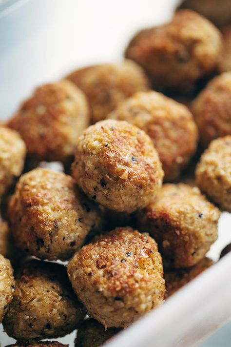 30 Minute Vegetarian Meatballs: made with cauliflower, quinoa, brown rice, garlic, and spices. SUPER versatile - recipe makes a huge batch so you can stockpile them in your freezer for easy meals later! | pinchofyum.com Meatballs Freezer, Quinoa Meals, Cauliflower Quinoa, Meatless Meatballs, Vegetarian Meatballs, Plats Healthy, Vegan Meatballs, Hearty Soup, Meatball Recipe