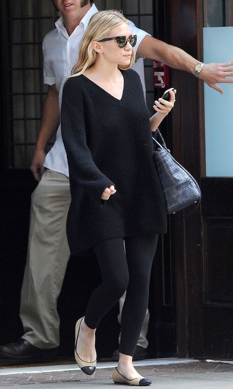 Ashley Olsen Looking Fall-Ready In An Oversized Sweater And Leggings I literally wear this every day Oversized Sweater And Leggings, Mary Kate Olsen Style, Ashley Olsen Style, Olsen Style, Petite Celebrities, Sweater And Leggings, Olsen Fashion, Olsen Twins Style, Chill Style