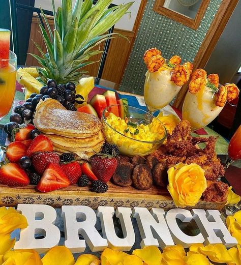 Birthday Brunch Aesthetic, Breakfast Brunch Party, Brunch Catering, Brunch Aesthetic, Cooking Mama, Brunch Spread, Party Food Buffet, Catering Ideas Food, Party Food Platters