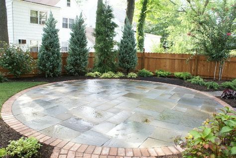 bluestone patio with brick border Bluestone And Brick Patio, Patio With Brick Border, Front Patio Design, Patio Deck Ideas, Small Brick Patio, Pour Concrete, New Patio Ideas, Brick Border, Patio Edging