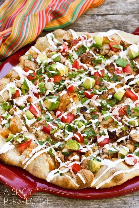 Grilled Chicken Tex Mex Pizza | ASpicyPerspective.com #pizza #grilling #summer #recipe Chicken Pizza Recipes, Pizza Roll, A Spicy Perspective, Mexican Pizza, Grilled Pizza, Chicken Pizza, A Pizza, Pizza Pasta, Homemade Pizza