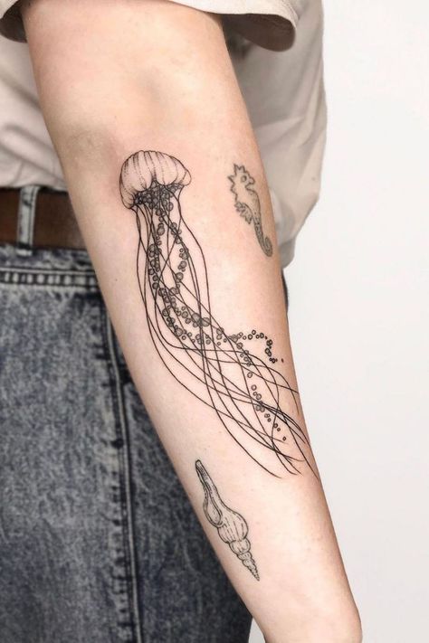 Medusa Animal, Floating In The Ocean, Rib Tattoo Placements, Think Tattoo, Animal Sleeve Tattoo, 16 Tattoo, Funky Tattoos, Bts Tattoos, Whale Tattoos