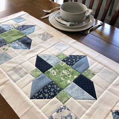 Quilted Table Runners Christmas, Summer Table Runner, Modern Table Runners, Quilt Display, Heart Quilt Pattern, Quilted Table Runners Patterns, Block Table, Scrappy Quilt Patterns, Quilt Block Patterns Free