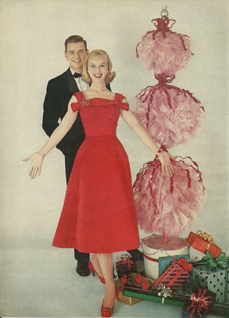 red party dress 1957 Mademoiselle Magazine, Vintage Christmas Dress, Vogue Vintage, Fashion 50s, 1950 Fashion, Red Christmas Dress, Fifties Fashion, Vintage Christmas Images, Fashion 1950s