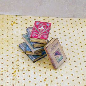 Diy Tiny Books, Diy Fairy Wings, Mini Books Diy, Book Tutorial, Bookbinding Tutorial, Book Binding Diy, Dollhouse Miniature Tutorials, Diy Doll Miniatures, Diy Journal Books