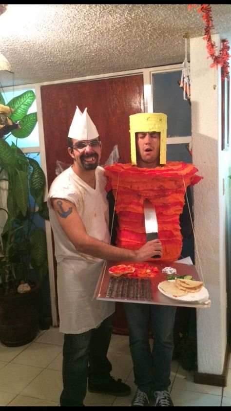 Los disfraces mexicanos de comida más geniales(GALERÍA) • NeoMexicanismos Funny Mexican Halloween Costumes, Disfresses Halloween Mujer, Mexican Halloween Costume, Taco Costume, Sibling Halloween Costumes, Mexican Halloween, Easy College Halloween Costumes, Pumpkin Patch Party