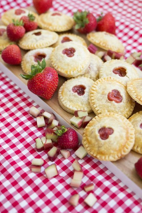 Strawberry Rhubarb Hand Pies, Rhubarb Hand Pies, Strawberry Rhubarb Pie Filling, Hand Pie Recipes, Homemade Foods, Strawberry Rhubarb Pie, Hand Pie, Rhubarb Pie, Rhubarb Recipes