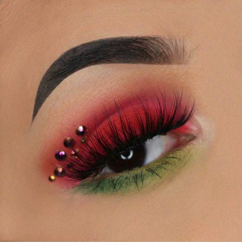 Pinterest @IIIannaIII 🌹💦 Red White And Green Eye Makeup, Red White Green Makeup, Christmas Elf Makeup Looks Easy, Green And Red Makeup Looks, Red And Green Makeup Looks, Red And Green Eye Makeup, Red And Green Eyeshadow, Red And Green Makeup, Christmas Elf Makeup