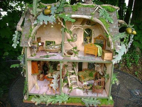 I love the interiors of this fairy dollhouse as it incorporates natural with the practical. Fairy Dollhouse, Dollhouse Interior, Fairy Room, Fairy Tree Houses, Fairy House Crafts, Fairy Garden Furniture, Fairy Stuff, Calico Critters Families, Fairy Village