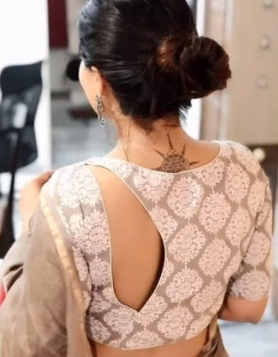 Silk Saree Back Blouse Designs Blouse Patterns For Saree, Blows Design, Blouse Tutorial, Pattern Blouses, Back Neck Design, Blouse Designs High Neck, Cotton Blouse Design, Blouse Designs Catalogue, Saree Blouse Neck Designs