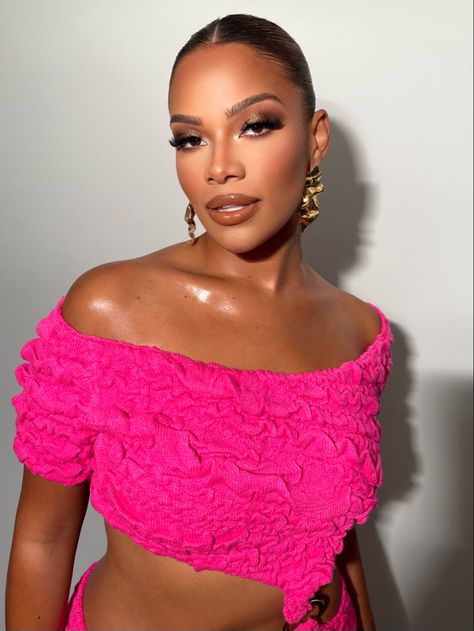 Kamie Crawford in a gold smokey eye with a nude lip and pink blush for the MTV VMAs. She is in a hot pink Barbiecore Hanifa dress and gold Alexis Bittar earrings. Pink Dress Makeup, Kamie Crawford, Closet Tips, Gold Smokey Eye, Hot Pink Dress, Pinterest Makeup, Bun Hair, Hot Pink Dresses, Nude Lip