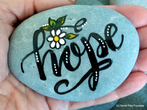 Art On Stone, Painted Rock Art, Rock Art Ideas, Inspirational Rocks, Paint Rocks, Painted Rock Ideas, Rocks Painted, Painted Rocks Diy, Rock Painting Patterns