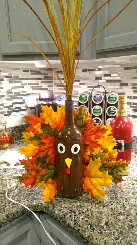 Brown Wine Bottle Ideas, Turkey Wine Bottle Craft, Thanksgiving Wine Bottle Crafts, Dollar Tree Thanksgiving Centerpieces, Dollar Tree Thanksgiving, Thanksgiving Wine Bottle, Fall Wine Bottles, Thanksgiving Crafts Decorations, Beer Bottle Crafts