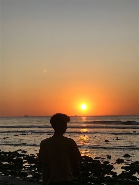 Boy At The Beach Aesthetic, Pfp Sunset, Sunset Pfp, Beach Sunset Poses, Boy On Beach, Sunset Flight, Instagram Ios, Ronaldo Photos, Buddha Artwork