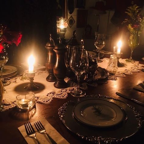 Cooking Dark Academia, Dark Academia Apartment Kitchen, Dinner Dark Aesthetic, Dark Aesthetic Room, Academia Interior, Victorian Table, Candlelit Dinner, Decor 2024, Goth Home Decor