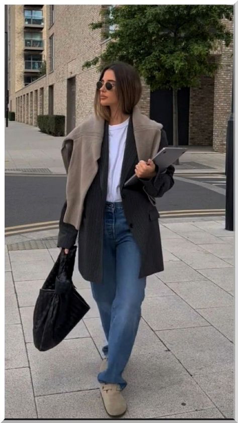 French Chic Work Outfit, Blazer Under Coat Outfit, Scandinavia Street Style, The Slouch Aritzia, Minimalist Fashion Skirts, Chic Oversized Outfit, Winter Beach Town Outfit, Trouser Fall Outfits, Frankie Shop Boyfriend Blazer Outfit