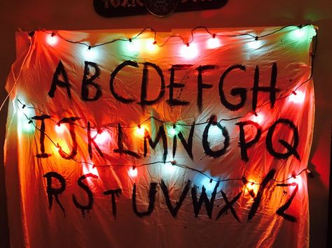 Stranger Things Halloween Decorations, Wattpad Banner, Stranger Things Pumpkin, Stranger Things Halloween Party, Stranger Things Christmas, Stranger Things Theme, Soirée Halloween, Party Decoration Ideas, Stranger Things Halloween