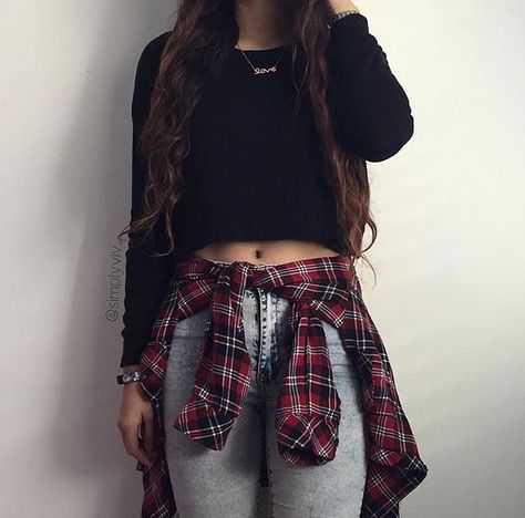 Cropped black sweater, plaid flannel wrapped around waist, light high-waisted jeans. Flannel Around Waist Outfit Fall, Flannel Wrapped Around Waist Outfits, Black Crop Top Outfit Ideas, Feminine Flannel Outfit, Flannel Tied Around Waist Outfit, Tied Around Waist Outfits, Flannel Around Waist Outfit, Flannel Tied Around Waist, Flannel Around Waist