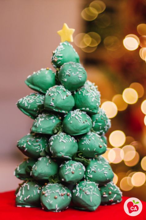 This chocolate-covered Strawberry Christmas Tree is so cute AND fun to eat. Make this with your friends and family for a beautiful holiday centerpiece. Christmas Strawberries, Strawberry Christmas Tree, Strawberry Christmas, Christmas Strawberry, Authentic Woman, Xmas Treats, Covered Strawberry, Gold Sprinkles, Christmas Cake Designs