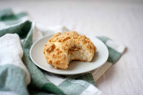 Soboro Bread, 소보로빵, is a sweet bun baked with a peanut streusel on top. It's a popular item at Korean bakeries! #streusel #breadbaking #koreanfood Melon Bread, Sweet Bread Rolls, Pinoy Foods, Pineapple Bun, Baking Buns, Hawaiian Sweet Rolls, Sweet Buns, Food History, Sweet Bread