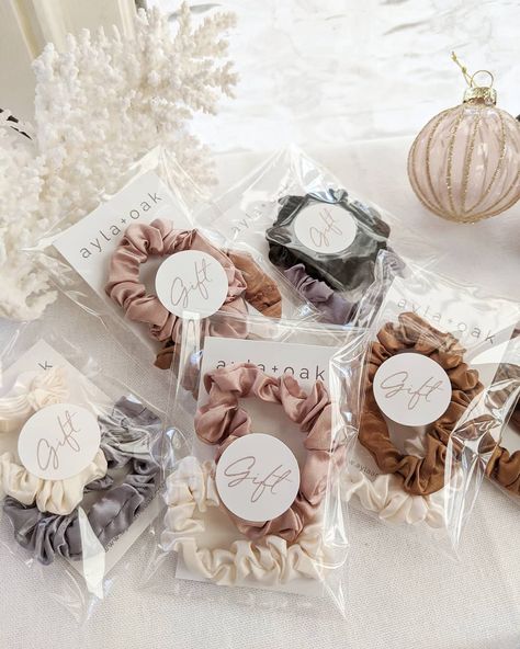 Scrunchie Buisness Ideas, Scrunchie Package Ideas, Scrunchies Gift Box Ideas, Packaging Ideas For Scrunchies, Scrunchie Business Packaging, Headband Packaging Ideas, Scrunchie Packaging Ideas, Scrunchies Packaging Ideas, Hair Packaging Ideas