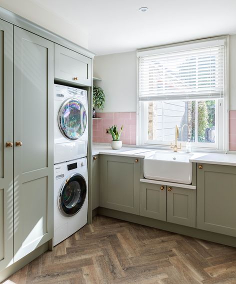 Utility room vs laundry room: What's the difference? | Real Homes Utility Room Inspiration, Utility Room Ideas, Garage Utility, Utility Room Storage, Small Utility Room, Utility Room Designs, Mudroom Laundry, House Flipping, Laundry Room Layouts