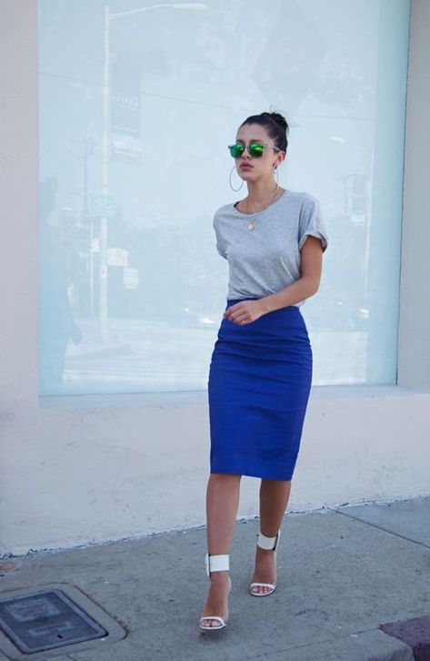 High waist blue royal pencil skirt with grey shirt and white sandals Royal Blue Skirt Outfit, Blue Pencil Skirt Outfit, Karla's Closet, Rok Outfit, Blue Pencil Skirt, Skirt Diy, Pencil Skirt Outfits, Knee Length Skirt Pencil, Elegante Casual