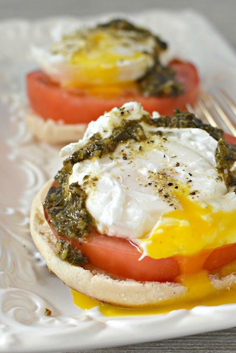 Poached Eggs Caprese | "Nice Italian twist on Eggs Benedict! This was perfect for Sunday breakfast." #breakfastrecipes #brunchrecipes #breakfastideas #brunchinspo #breakfastdishes Poaching An Egg, Cooking Poached Eggs, Mediterranean Diet Breakfast, Mediterranean Breakfast, Caprese Recipes, Scrambled Eggs Recipe, Low Carb Muffins, Hard Cooked Eggs, Boiled Egg Diet