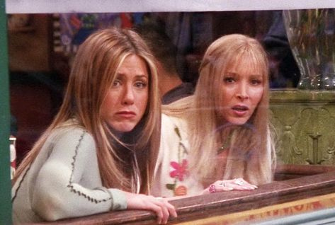 Rachel And Phoebe, Lisa Kudrow Friends, Rachel Green Style, Ny Life, Friends Episodes, Friends Cast, Cute Laptop Stickers, Friends Moments, Friends Series