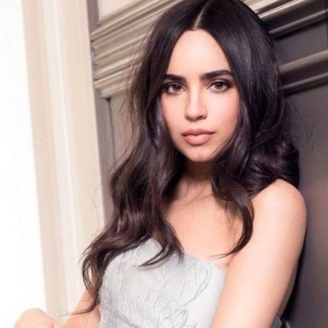 Sofia Carson Aesthetic, Sophia Carson, Celebrity Look Alike, Sofia Carson, Girl Celebrities, Beauty And Lifestyle, Movie Photo, Star Girl, Descendants