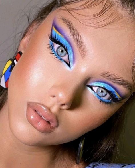 Colorful Eyeshadow Palette, Everyday Eyeshadow, Show Makeup, Graphic Eyeliner, Eye Makeup Designs, Eye Makeup Art, Blue Makeup, Eyeshadow Tutorial, Colorful Eyeshadow