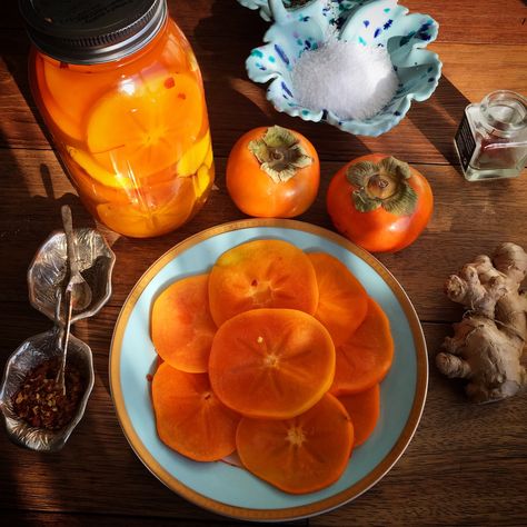 Pickled Persimmons, Fuyu Persimmon, Persimmon Recipes, Best Pickles, Raw Apple Cider Vinegar, Chili Flakes, Seasonal Recipes, Fermented Foods, Fermenting