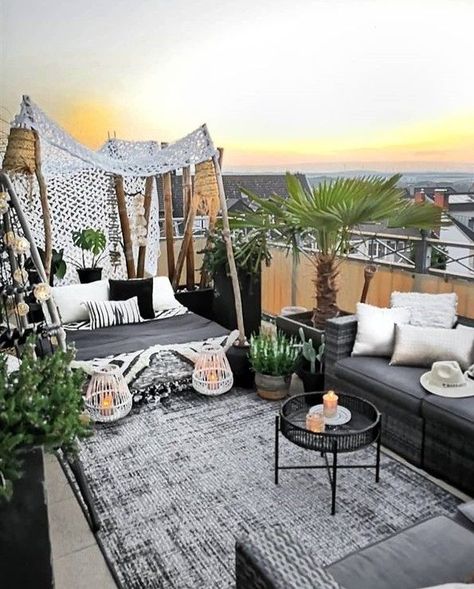 Bohemian Rooftop, Hygge Garden, Boho Rooftop, Ideas Terraza, Terrasse Design, Terrace Ideas, Terrace Decor, Bohemian Garden, Rooftop Terrace Design