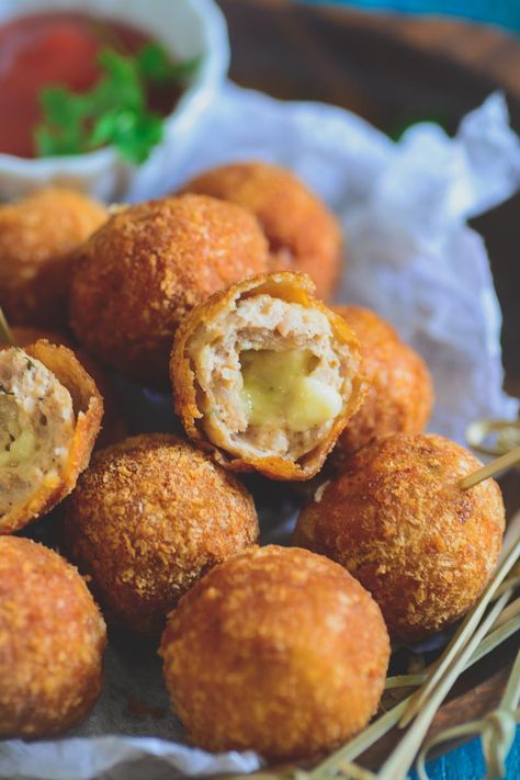 Chicken Cheese Balls is a delicious snack or Appetizer which can be easily made at home. Here is a tried and tested recipe to make Chicken Cheese Balls. Chicken Cheese Balls Recipe, Chicken Cheese Balls, Western Recipes, Cheese Balls Recipe, Low Carb Meats, Iftar Recipes, Pakora Recipes, Meat Platter, Recipe Indian