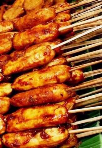 Banana-que. Barbequed, sugar-glazed bananas. Banana Cue, Pinoy Street Food, Philippine Cuisine, Filipino Street Food, Filipino Foods, Philippines Food, Asian Street Food, Filipino Desserts, Filipino Dishes