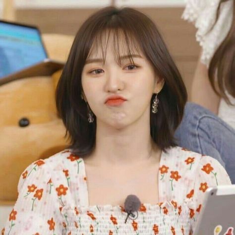 #redvelvet #wendy Short Haircut Chubby Face, Wendy Haircut, Short Haircut For Oval Face, Korean Short Hair For Chubby Face, Bangs For Chubby Face, Short Hair Chubby Face, Korean Short Haircut, Short Hair For Chubby Faces, Kpop Short Hair