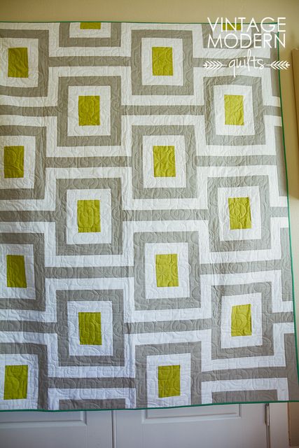 Great "Midcentury" quilt, pieced by Sarah Huechtman, quilted by Michelle Kitto, and pattern by Lisa Calle of by Vintage Modern Quilts. Modern Log Cabin, Drunkards Path Quilt, Quilts Vintage, Two Color Quilts, Quilt Modernen, Log Cabin Quilts, Quilt Baby, Contemporary Quilts, Modern Quilt Patterns