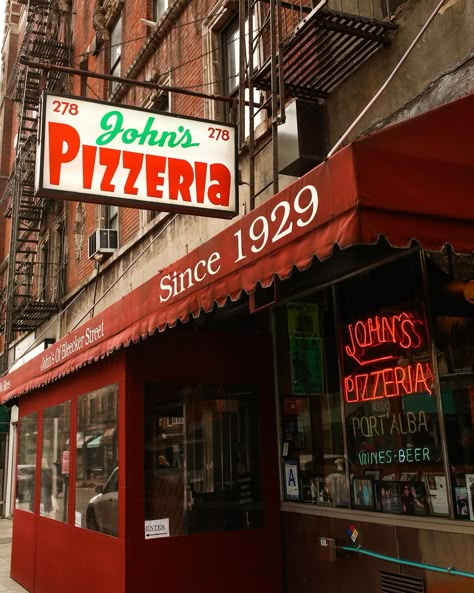 Pizza Shop Exterior, Pizzeria Exterior, New York Pizza Aesthetic, Pizza Shop Aesthetic, Small Pizza Shop, Charlie Love And Cliches, Deli Aesthetic, Pizzeria Aesthetic, Pizzeria New York