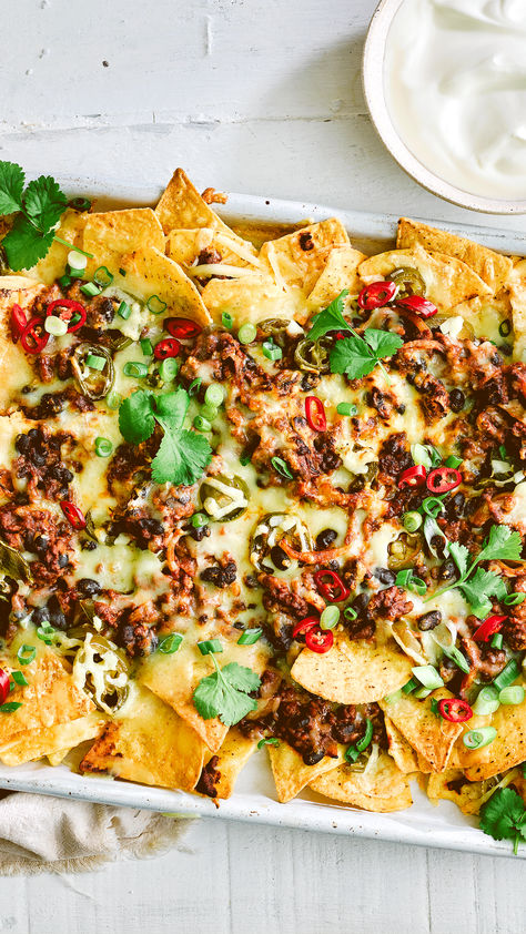 Plate of loaded nachos with beef, beans, cheese and coriander Chilli Nachos, Classic Nachos, Beef Nachos, Bean Snacks, Party Food Recipes, Mexican Seasoning, Loaded Nachos, Best Party Food, Easy Party Food