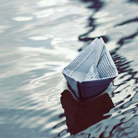 Sailing paper boats Origami Boat, Paper Boat, Foto Art, Creative Photography, Photography Inspiration, Sailing, Origami, Floating, Photoshop