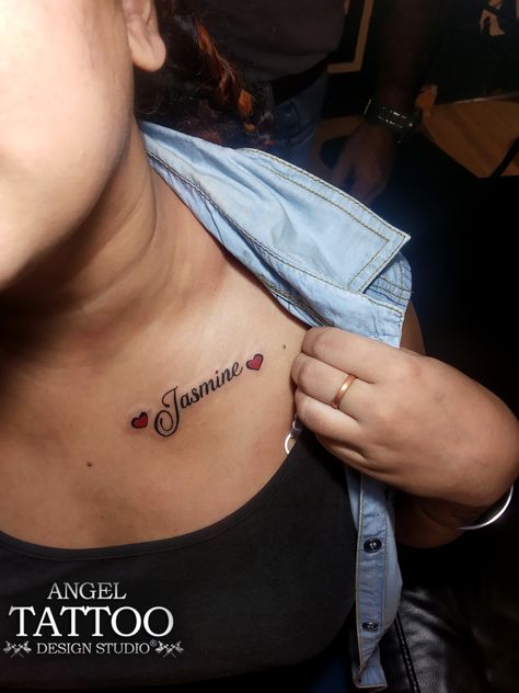 Jazmine Name Tattoo, Boyfriend Name Tattoos For Women On Neck, Jasmine Name Tattoo, Tattoo Ideas Female Names, Collarbone Name Tattoo, Name Tattoos On Chest, Boyfriend Name Tattoos For Women, Boyfriends Name Tattoo Ideas, Bf Name Tattoo Ideas