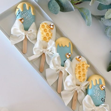 Winnie The Pooh Cake Popsicles, Winnie Pooh Dessert Table, Winnie The Pooh Cakepops, Classic Winnie The Pooh Cake Pops, Whinnie The Pooh Baby Shower Ideas Decoration Dessert Tables, Winnie The Pooh Oreos, Winnie The Pooh Cakesicles, Bee Cakesicles, Winnie The Pooh Baby Shower Desserts