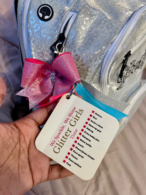 Summit Packing List Cheer, First Cheer Competition Gift, Cheer Bag Accessories, Cheer Backpack Ideas, Cheer Packing List, Cheer Keychain Diy, Cheer Pins For Backpacks, Cheer Bag Essentials, Dance Competition Bag