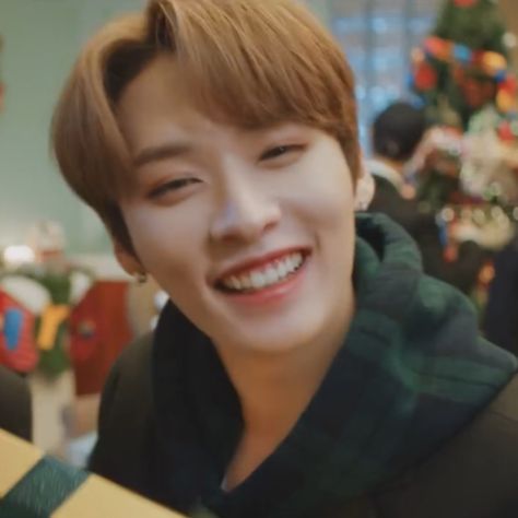 stray kids lee know icon skz smile 24 to 25 video Lee Yongbok, Smile Icon, In Smile, I Know You Know, Lee Know Stray Kids, Skz In Cute, Savage Kids, Kids Icon, Emo Boys