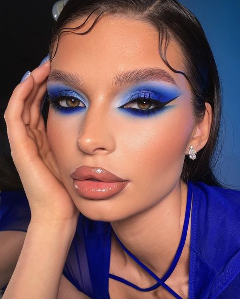 Ocean Eyes 🌊💙 By @sorokairyna Dm for removal 🙏🏻 Gogo Makeup, Caribana Makeup, Editorial Makeup Looks, Arabic Eye Makeup, White Eye Makeup, Thanksgiving Makeup, Blue Makeup Looks, Drag Make-up, Bold Makeup Looks