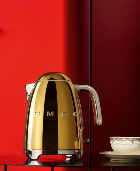 retro sytle kitchen ideas vintage look kettle farmhouse home decorative Gold Kettle, Retro Style Aesthetic, Smeg Kettle, Kitchen Materials, 50s Aesthetic, Cooking Stuff, Soft Opening, Cord Wrap, Gold Aesthetic