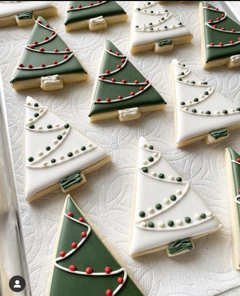 Sugar Cookie Christmas Tree Decorated, Decorated Tree Cookies, Cookie Tree Christmas, Christmas Baked Goods Recipes, Cookie Tree Decorations, Christmas Tree Royal Icing Cookies, Christmas Tree Cookie Decorating, Christmas Tree Sugar Cookies Decorated, Royal Icing Christmas Tree